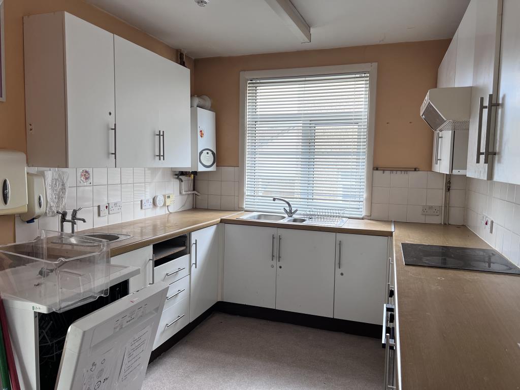 Lot: 75 - SEMI-DETACHED HOUSE WITH POTENTIAL - Kitchen with white fitted cupboards
